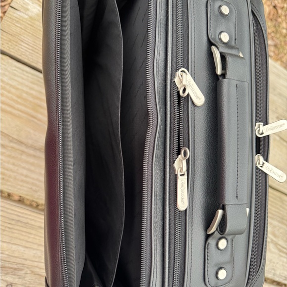 Fellowes Black Leather Wheeled Carry-on Travel Bag
22" handle #Pilots #Business - Picture 6 of 15